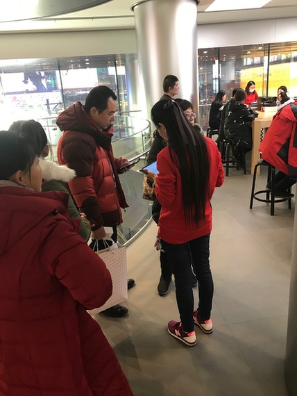 几名前去苹果王府井直营店店更换电池的消费者.JPG