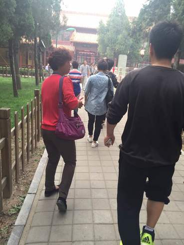 黑导游带笔者参观.jpeg
