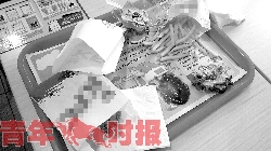 　顾客把薯条、番茄酱等倒在餐盘纸上。