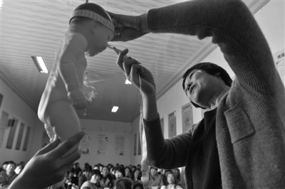 为宝宝洗澡的育婴师开收“点单费” 你接受吗？