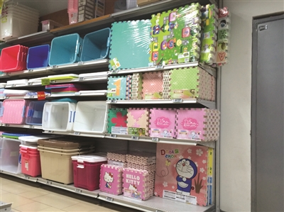 一家超市儿童玩具区陈列着10款儿童地垫,其中8款为EVA材质。 一家超市儿童玩具区陈列着10款儿童地垫,其中8款为EVA材质。