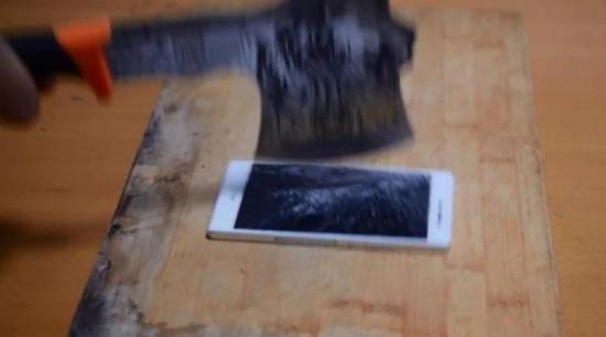 <a href='http://search.xinmin.cn/?q=华为手机' target='_blank' class='keywordsSearch'>华为手机</a>质量问题频发 消费者怒砸手机！