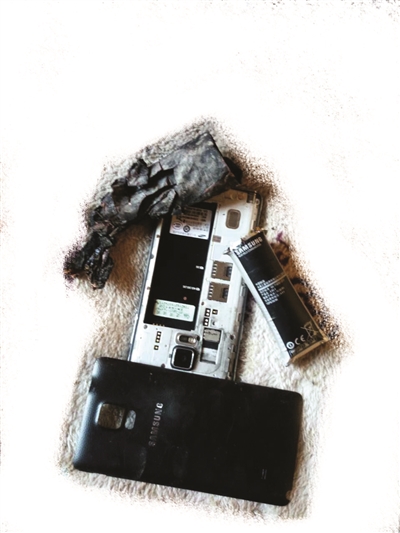 发生爆炸后的手机外壳和电池 发生爆炸后的手机外壳和电池