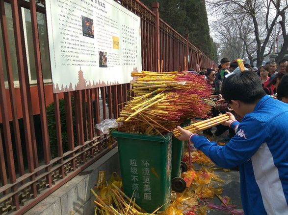 垃圾桶前三叩首.jpg