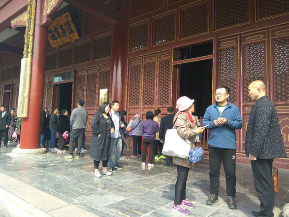 导游寻找游客解说.jpg