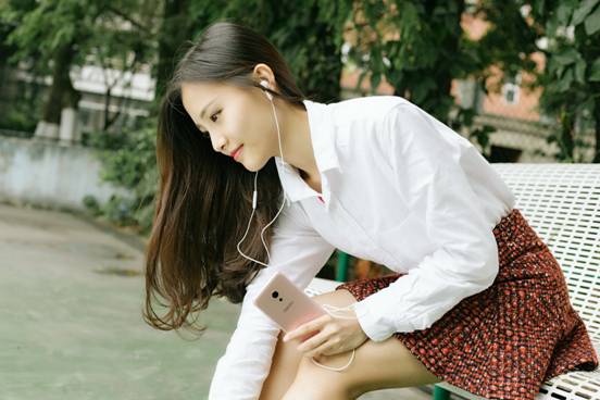 说明: ../Downloads/魅族素材/PRO%206s/PRO6s模特图赏1/IMG_3187-2.jpg