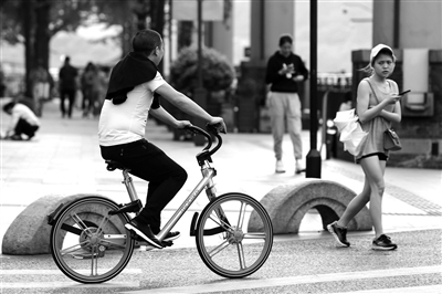 昨天，一位杭州市民在延安路上骑摩拜单车。 