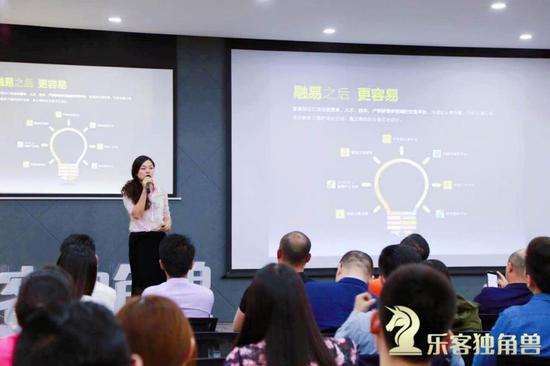 富春硅谷运营总监王雅婷正在分享经验