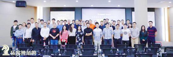 王锋、赵敏与参与部分创业者及乐客独角兽会员合影