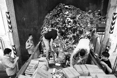 假劣食品药品通过压榨、发酵程序后，被机械手臂抓入焚烧炉，产生的热力用于发电。 