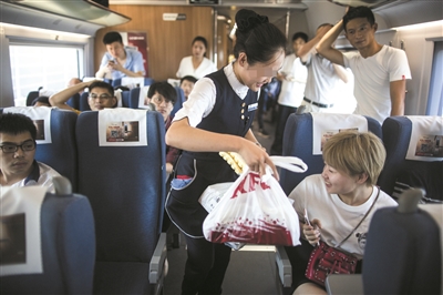 高铁餐车乘务员把我们点的吮指原味鸡和性感小排饭送到了座位上。 