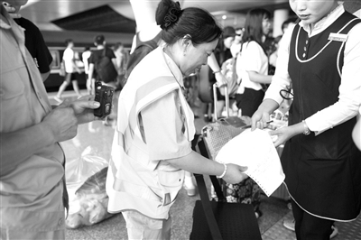 外卖配送员是由两人组合而成的，女配送员背着外卖箱，男配送员拿着一个小型的摄像记录仪，为了确保外卖订单交到了餐车乘务员的手中。