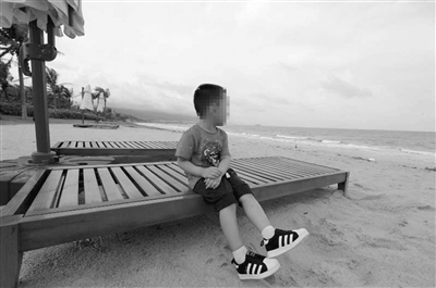 杭州一家老小四口去海南度假 在五星级酒店沙滩躺椅上休息时遭摩托车党抢劫！