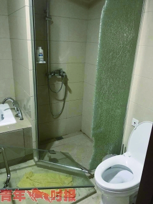 小雨家的浴室玻璃半夜自爆，浴室门倒下。