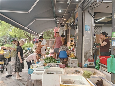 大关苑路上的街边菜店生意不错