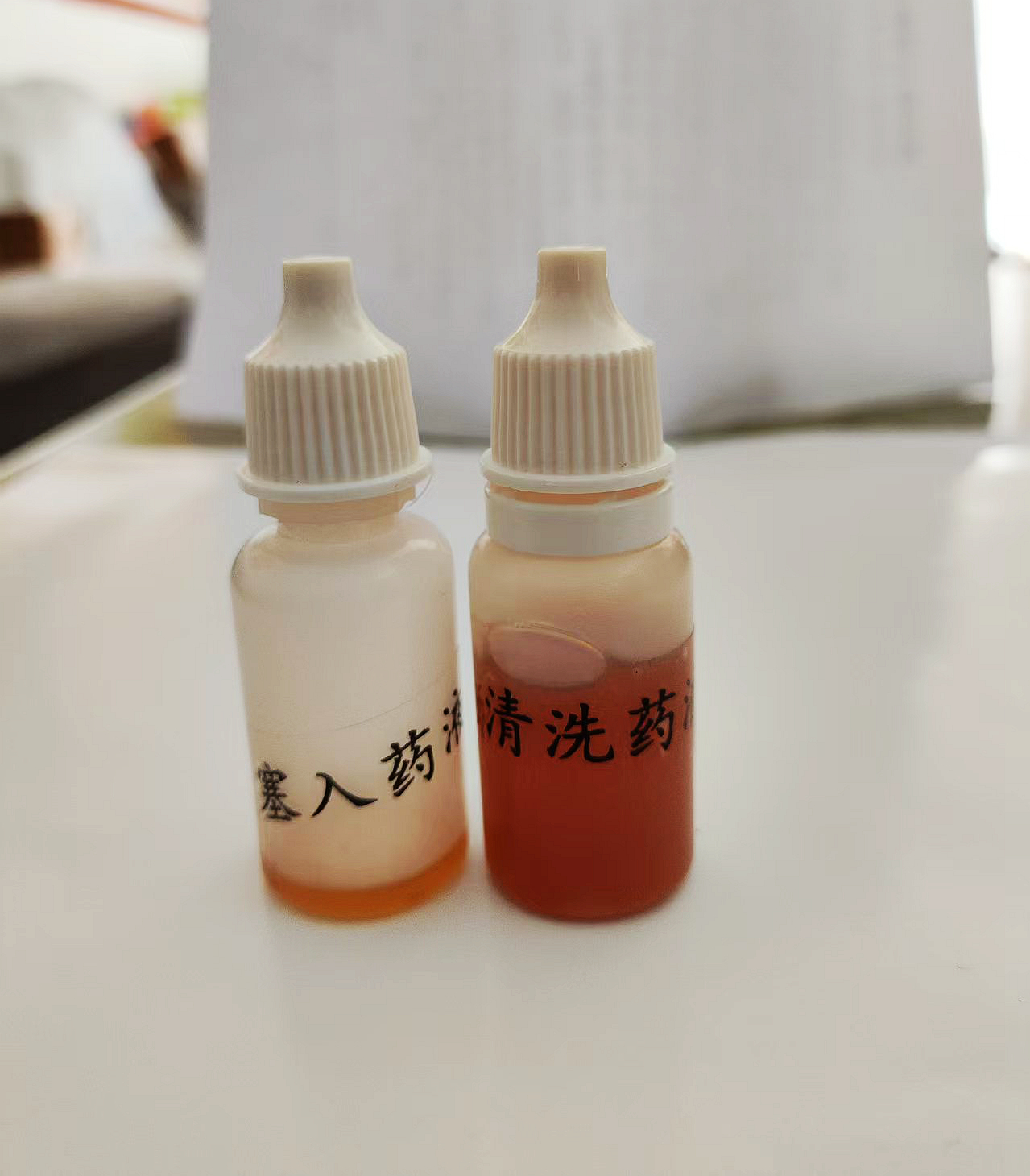 曲医生在白色塑料瓶内分装消字号卫生用品。李洪涛/摄