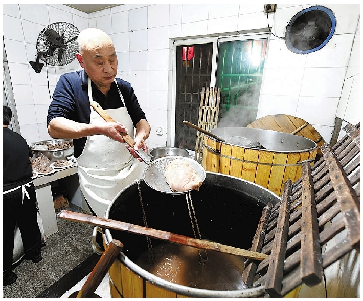 厨师准备羊锅盛宴。记者 李忠 摄