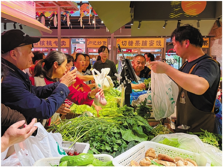 周亮家的蔬菜价廉物美,留住了不少回头客。