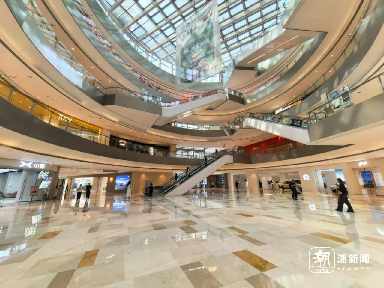 商场一楼的众多新能源车品牌 潮新闻记者/摄