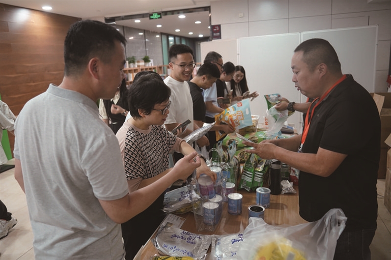 展销会现场商家向顾客介绍洞头特产
