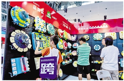 现场展示的商品吸引了不少观众。