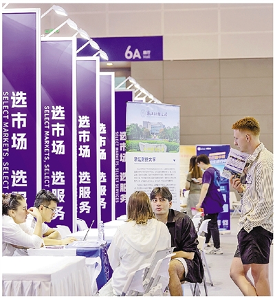 外国留学生在人才对接专区咨询。