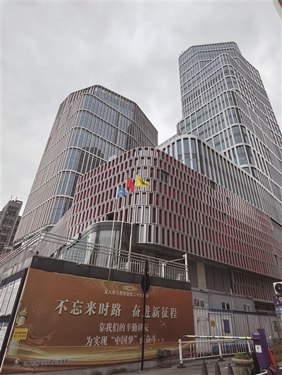 今年2月的杭州恒隆广场,从外侧已可以看到整个商业体完整的轮廓 吕文鹃/摄