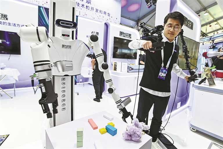 由人操控的遥感手臂与机器人相连,机器人的手臂可以同步做出抓、握、放、取等动作。