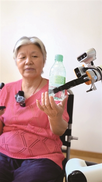 王阿姨体验智能轮椅机器人