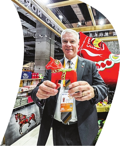 北欧贸易协会会长Per Linden第一次将达拉木马带到进博会,他对中国市场充满了期待。