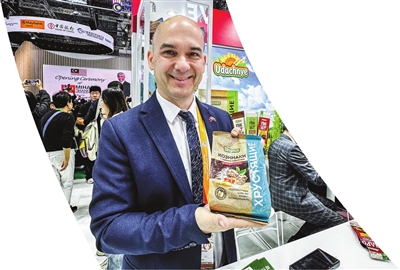 俄罗斯ОООСНЭК公司总经理伊戈尔优惠货物(IGOR)展示坚果产品,并提供符合条件的货物的优惠供应方案。