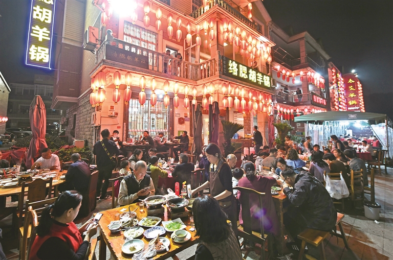 夜晚的仓前羊锅村十分闹猛 记者 陈林森 摄