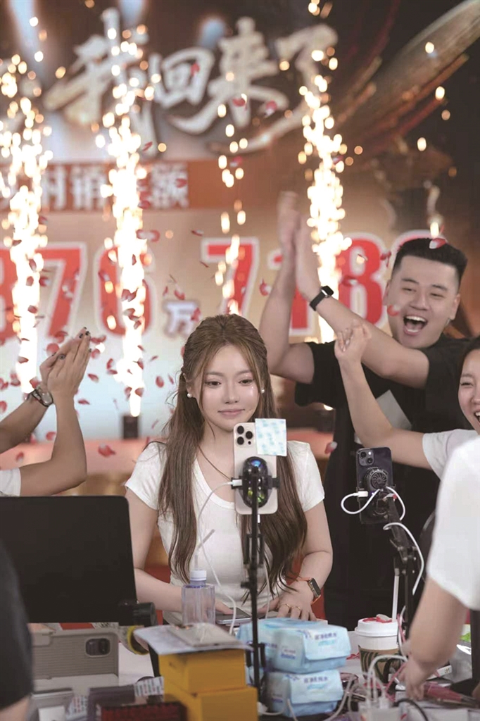 “快手一姐”蛋蛋杨润心庆祝“双十一”大卖