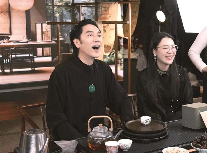 林依轮在直播间