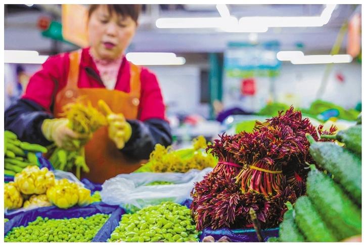 这几天的春菜很新鲜,价格又实惠,卖得很快。