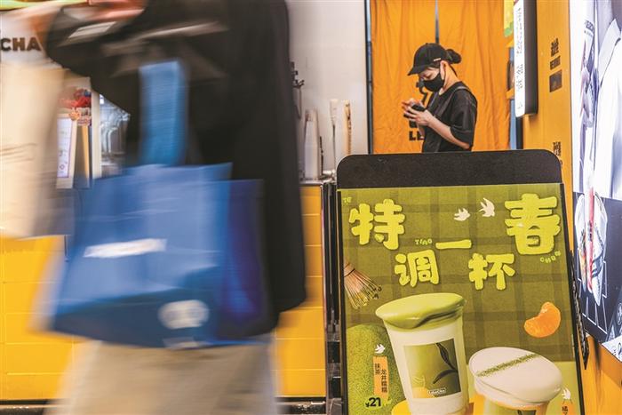 奶茶店门口“特调一杯春”的大招牌,将江南春天最鲜的一抹茶香,装进了年轻人的杯子里。